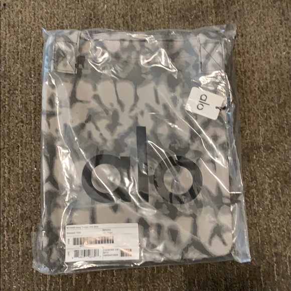 NWT ALO Yoga Iconic Shopper Tote Large Gray Tie Dye - Picture 6 of 6